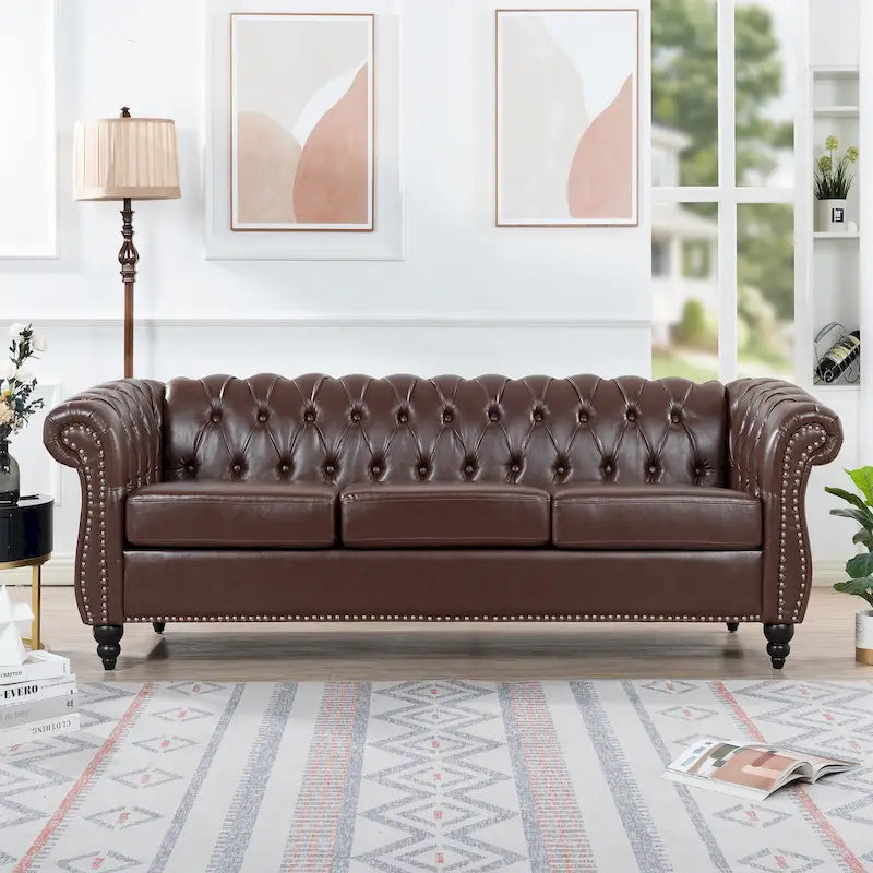 Canapé trois places Chesterfield en similicuir avec accoudoirs roulés