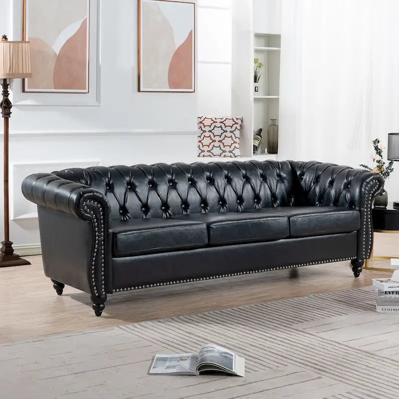 Canapé trois places Chesterfield en similicuir avec accoudoirs roulés