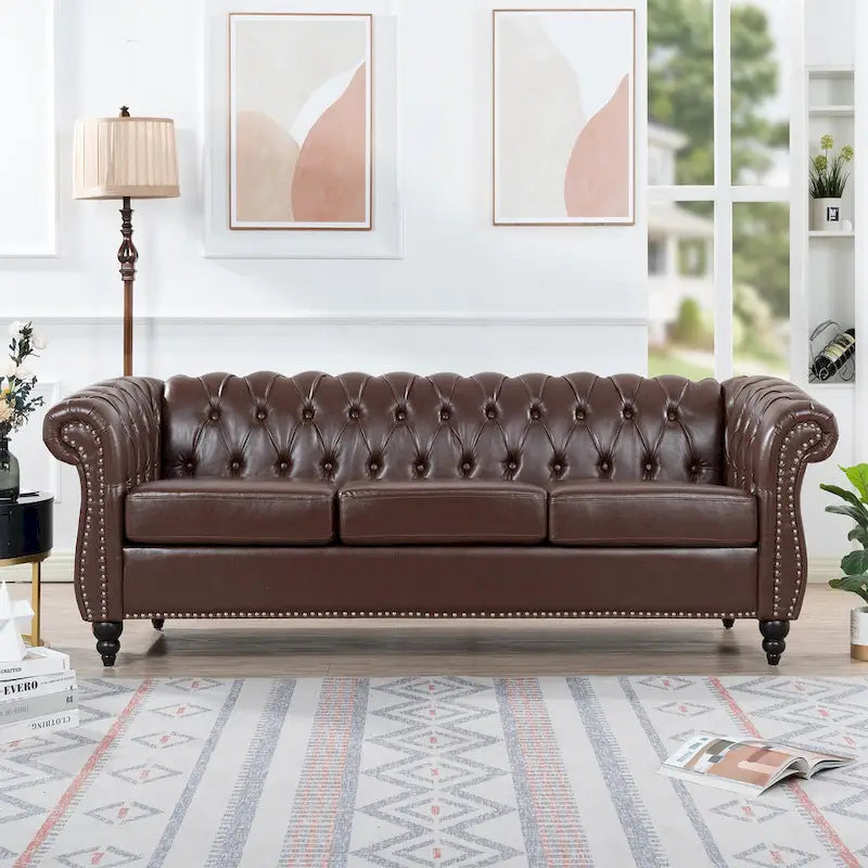 Canapé trois places Chesterfield en similicuir avec accoudoirs roulés