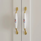 Armoire de 47,2 W avec trois portes, deux tringles à vêtements, poignée florale dorée