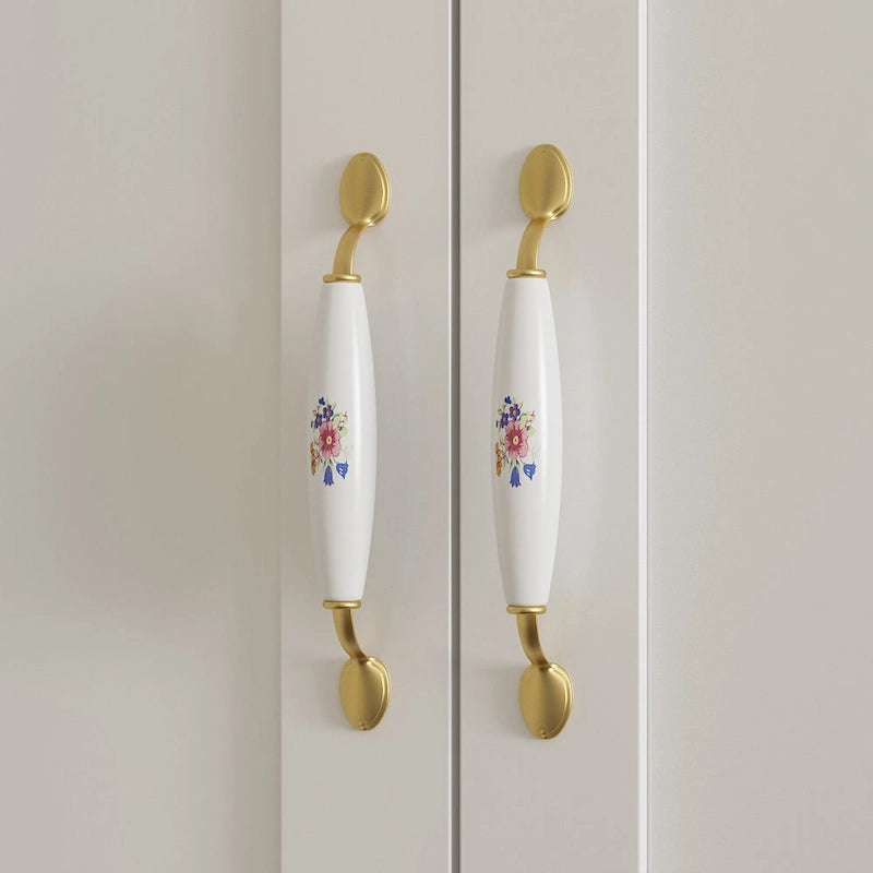 Armoire de 47,2 W avec trois portes, deux tringles à vêtements, poignée florale dorée